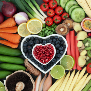 Colorea las verduras y frutas con un poco de fruta en un bol en forma de corazón.