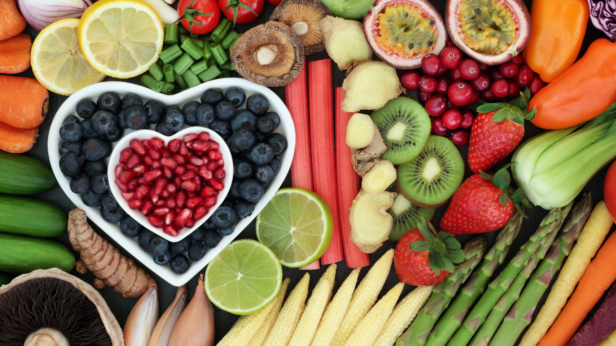 Colorea las verduras y frutas con un poco de fruta en un bol en forma de corazón.