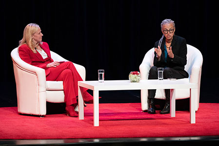 Maurie McInnis y Linda Villarosa hablando en el escenario