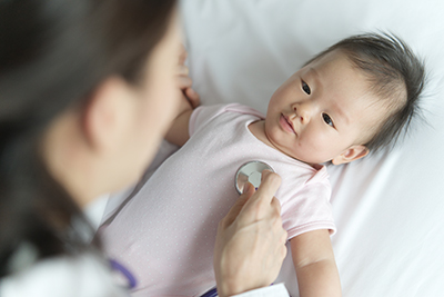 doctora listando los latidos del corazón de un bebé