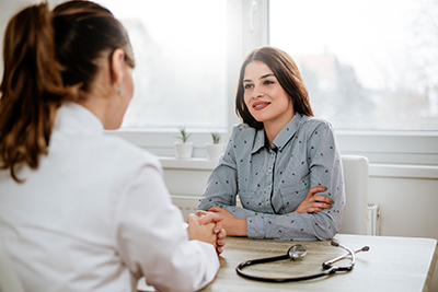 doctor hablando con paciente femenino