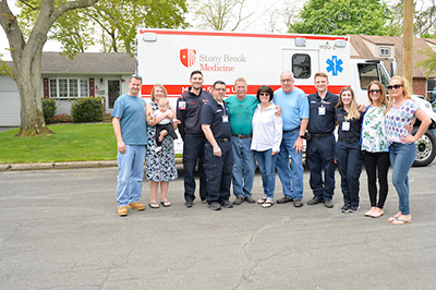 Primer paciente de la Unidad de accidente cerebrovascular móvil de Stony Brook con familia y EMS