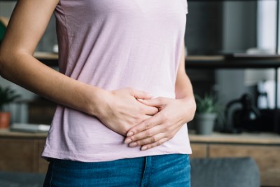 mujer sosteniendo su abdomen