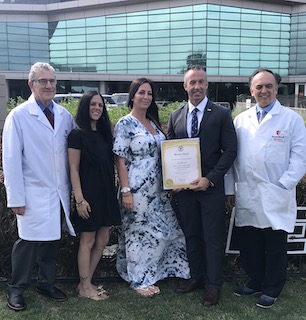 De izquierda a derecha, el Dr. Waltzer, Eleanor Lalima, Lisa Figueroa Filosa, el concejal de la ciudad de Babylon, Terence McSweeney, y el Dr. Darras como Lisa recibe el Premio al Heroísmo frente al Hospital Universitario Stony Brook.