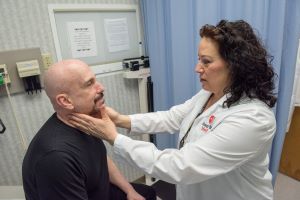 Examen médico de garganta para el VIH