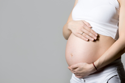 mujer embarazada sosteniendo su estómago