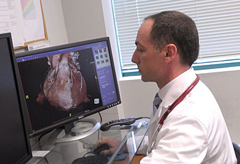 El Dr. Lubarsky revisar información del paciente