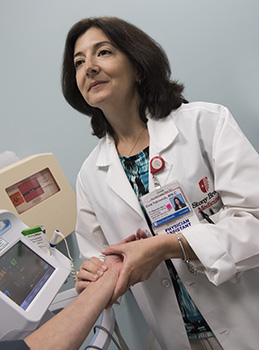 Foto de servicios preoperatorios con paciente.