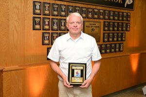 Doktè Scriven nan Seremoni Endiksyon Sachem Hall of Honor