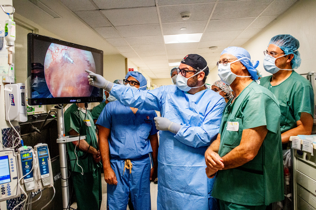 Dr. Georgakis y equipo observando el tratamiento PIPAC